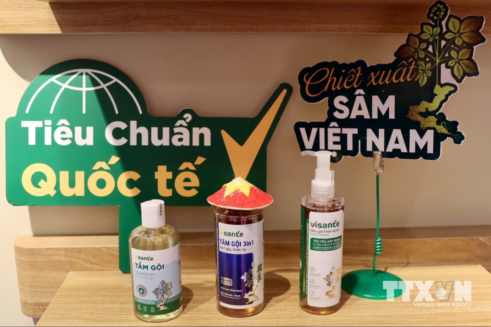 Các sản phẩm tiêu biểu về sản xuất xanh được trưng bày tại không gian trưng bày trong chương trình “Sức sống hàng Việt” năm 2026. (Ảnh: Trần Việt/TTXVN)